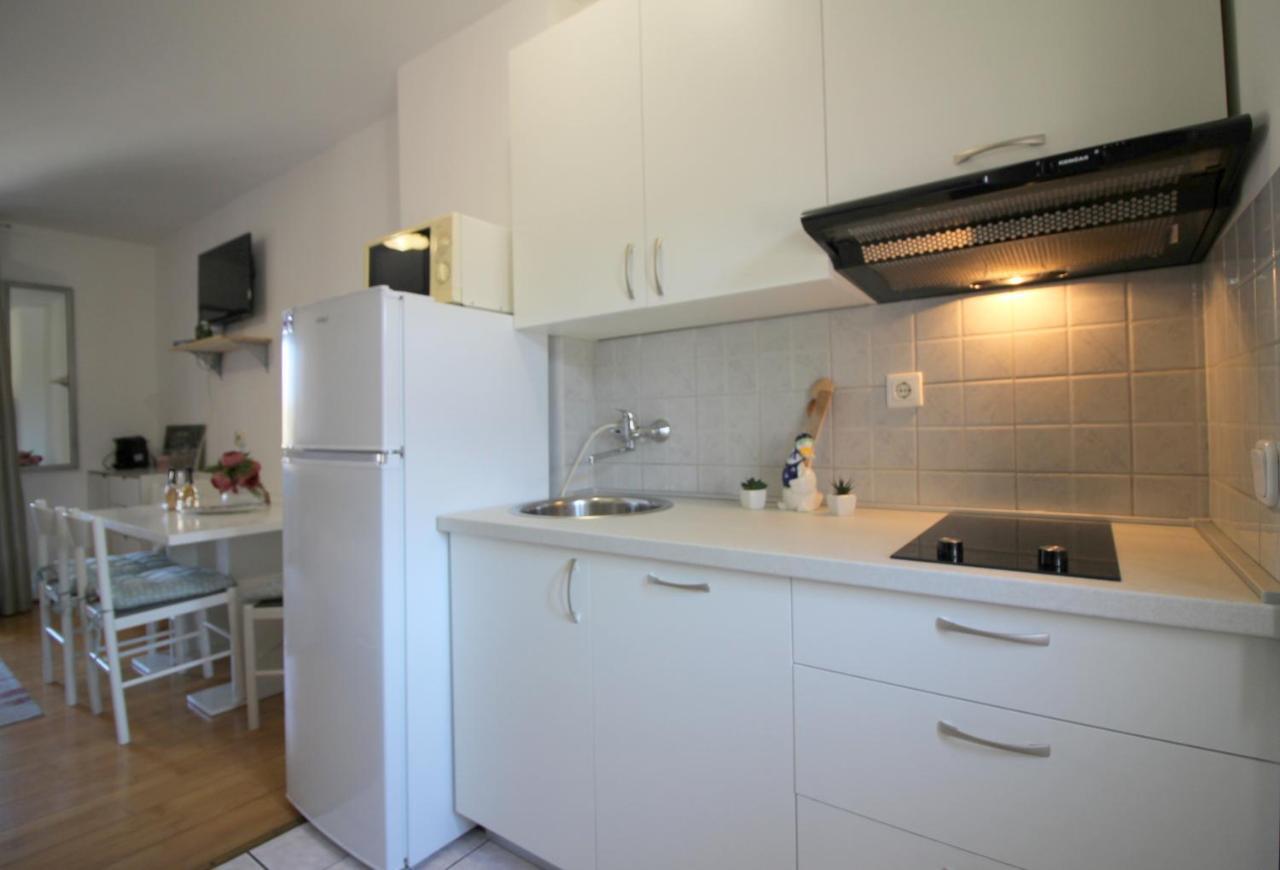 Cozy Studio Cipresa 200m From The Apartment Poreč